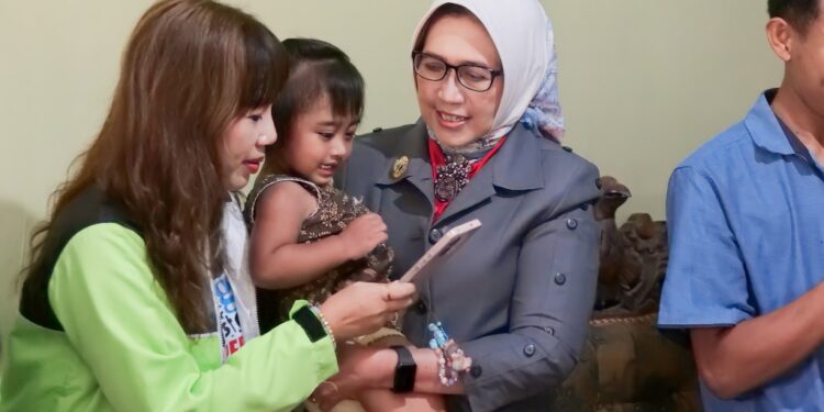 Bupati Lumajang Indah Amperawati Kunjungi Balita Penderita Jantung Bawaan
