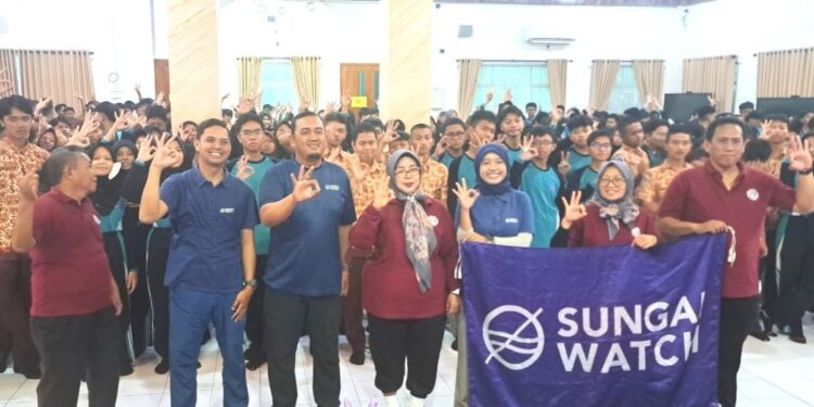 Bekali Peduli Lingkungan, SMAN 2 Sidoarjo Gandeng ‘Sungai Watch Indonesia’