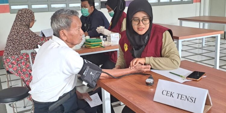 SMP Nurul Fikri Gelar “NUFI Society” Bagi Bagi Santunan dan Pengobatan Gratis