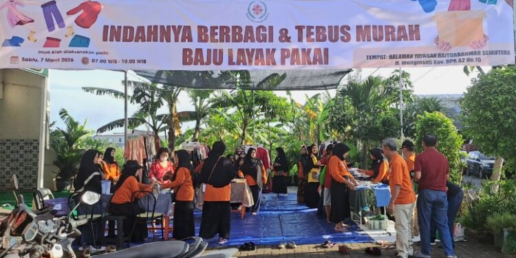 Berbagi Keberkahan Ramadhan, YBS Sidoarjo Jual Pakaian Murah.