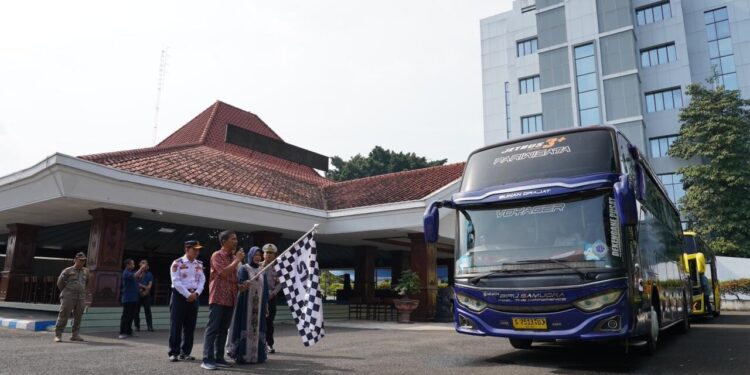 Bupati dan Wabup Bojonegoro Berangkatan Warga yang Balik ke Tempat Perantauan