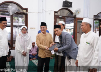 Gus Shobih Acungi Jempol RSUD Bangil Beri Takjil Keluarga Pasien Sebulan Penuh