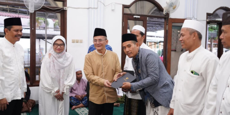 Gus Shobih Acungi Jempol RSUD Bangil Beri Takjil Keluarga Pasien Sebulan Penuh