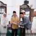Gus Shobih Acungi Jempol RSUD Bangil Beri Takjil Keluarga Pasien Sebulan Penuh