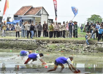 29 Tahun Desa Tambaklekok Lestarikan Tradisi Ski Lot Usai Lebaran