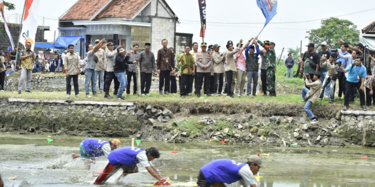 29 Tahun Desa Tambaklekok Lestarikan Tradisi Ski Lot Usai Lebaran