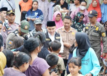 Jelang Idul Fitri, Bupati Mojokerto Serahkan Bantuan Eks Penderita Kusta dan Korban Banjir.