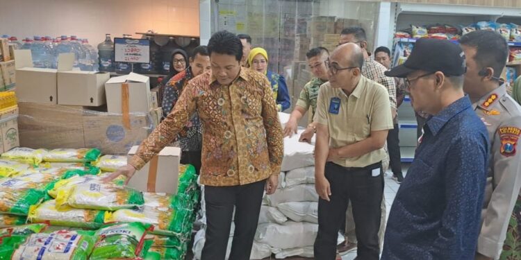 Pastikan Harga Sembako Aman, Bupati Sidoarjo, Lakukan Sidak di Swalayan