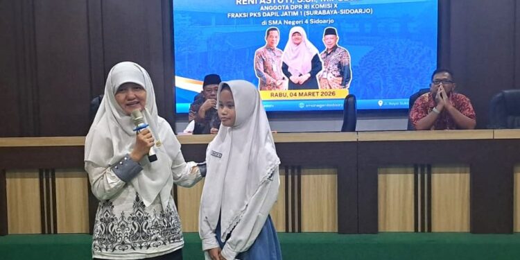 Komisi X DPR Senang Melihat Penerima PIP di SMAN 4 Sidoarjo Tepat Sasaran