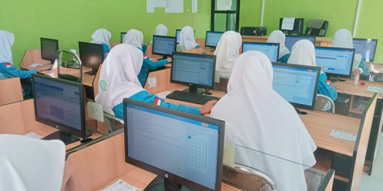 69.176 Santri Ponpes Salafiyah di Indonesia Ikuti UAN Pendidikan Kesetaraan