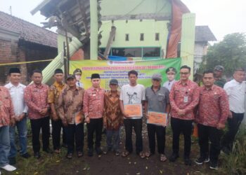 Bupati Mojokerto Salurkan Bansos BTT untuk Rumah Terdampak Puting Beliung