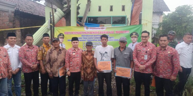 Bupati Mojokerto Salurkan Bansos BTT untuk Rumah Terdampak Puting Beliung