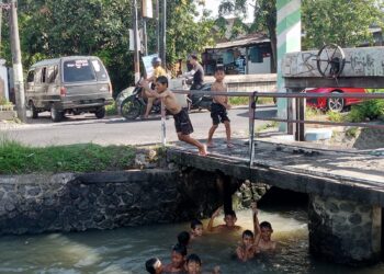 Serunya “Nyemplung Kali” di Sungai Pelayaran, Jadi Hiburan Sore