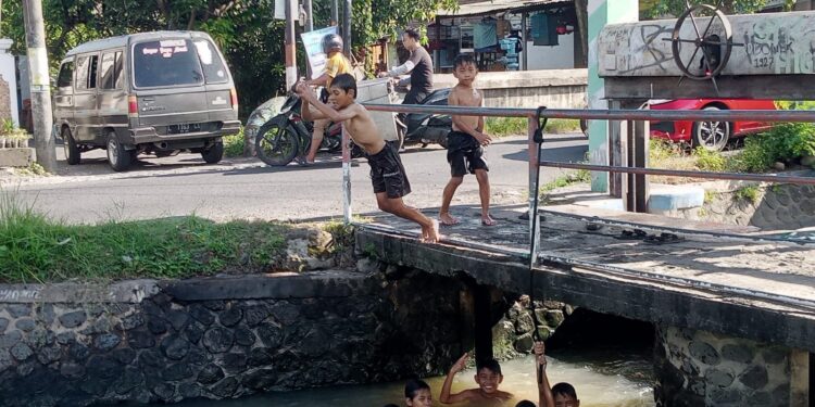 Serunya “Nyemplung Kali” di Sungai Pelayaran, Jadi Hiburan Sore