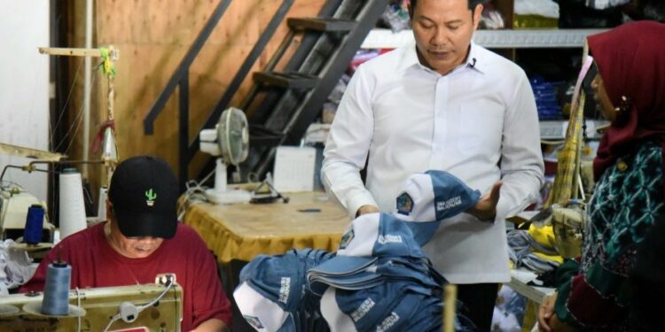 Pengrajin Topi Banyak Terima Pesanan dari Luar Sidoarjo, Kok Bisa…? 