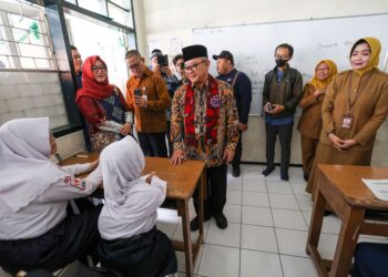 Mendikdasmen Pantau TKA Hari Kedua di SMPN 1 Surabaya