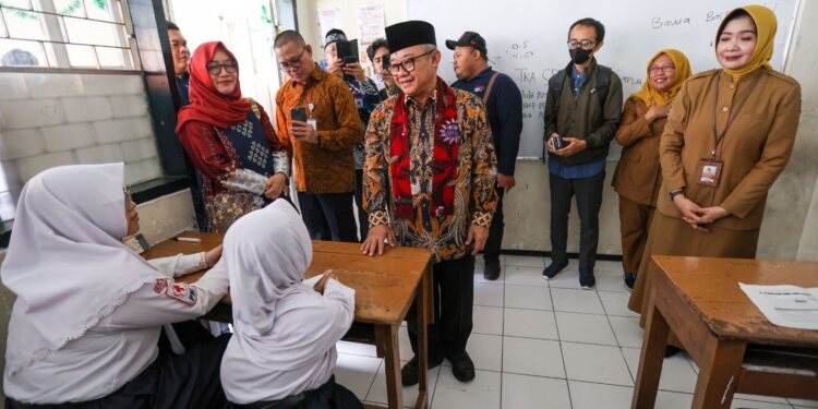 Mendikdasmen Pantau TKA Hari Kedua di SMPN 1 Surabaya