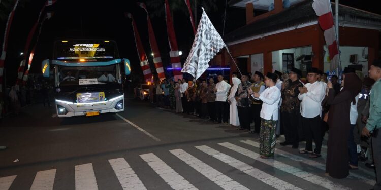 Bupati Mojokerto Berangkatkan Jamaah Haji Kloter 64 Semoga Jadi Haji Mabrur