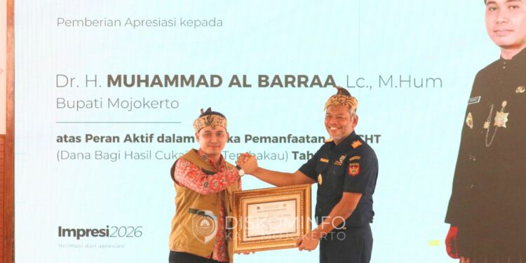 Dukung Pemberantasan Rokok Ilegal, Bupati Mojokerto Raih Penghargaan