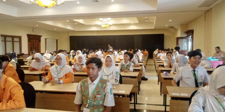 Siswa Kelas IX SMP YPM 1 Taman Ikuti Cambridge Checkpoint Test 2026