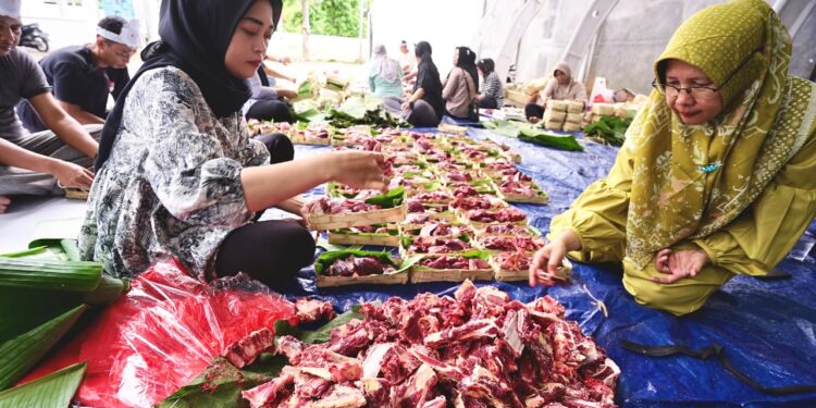 ASN Banyuwangi Gotong Royong Salurkan Ribuan Paket Daging Kurban