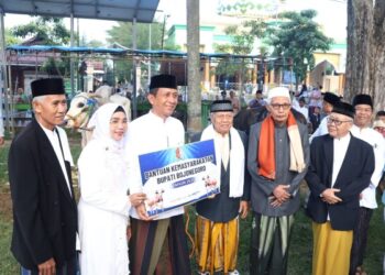 Bupati Bojonegoro Serahkan Sapi Kurban Jenis PO dari Peternak Lokal