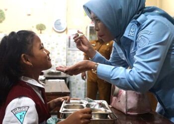 Wabup Bupati Sidoarjo Saksikan Siswa SDN Pucang 1 Senang Nikmati MBG