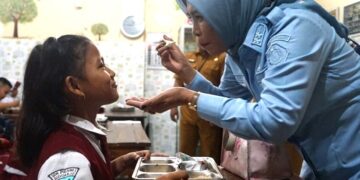Wabup Bupati Sidoarjo Saksikan Siswa SDN Pucang 1 Senang Nikmati MBG