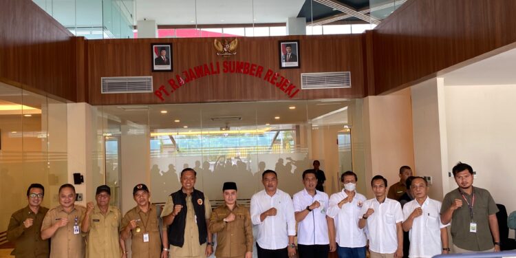 Tertibkan Sesuai Aturan, Bupati Mojokerto Tinjau Mesin Pelinting Sigaret Pt. Rajawali