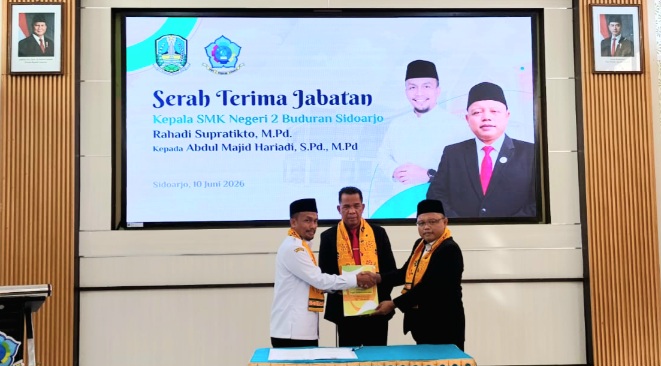 Serah Terima Kepala SMK Negeri 2 Buduran dari Rahadi Supratikto ke Abdul Majid Hariadi