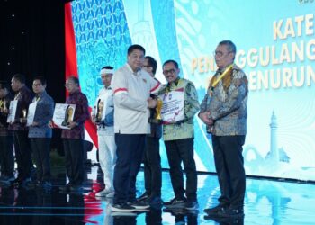 Sukses Tekan Kemiskinan dan Stunting, Pemkot Surabaya Borong Dua Penghargaan Kemendagri