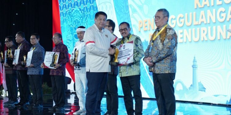 Sukses Tekan Kemiskinan dan Stunting, Pemkot Surabaya Borong Dua Penghargaan Kemendagri