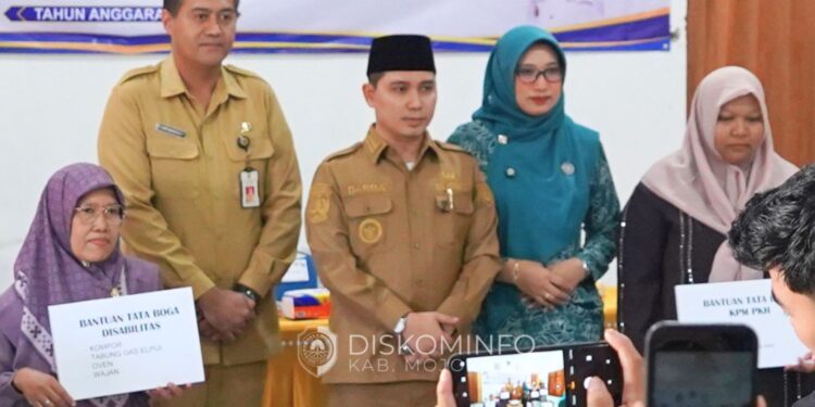 Fokus Tingkatkan Kesejahteraan Masyarakat, Pemkab Mojokerto Salurkan 67 Paket Bantuan Sosial