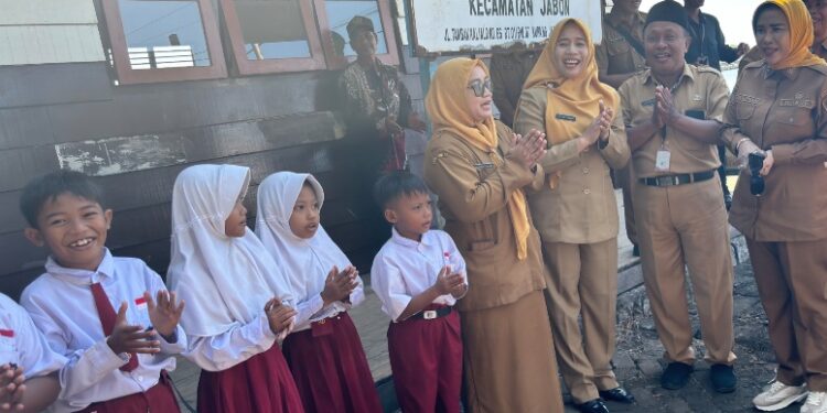 Pejabat Tinggi Kabupaten Sidoarjo Kunjungi Sekolah Terpencil di Jabon