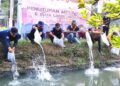 Akhiri Kegiatan MPLS, SMK YPM 8 Sidoarjo Lepas 18.000 Benih Ikan Lele