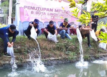 Akhiri Kegiatan MPLS, SMK YPM 8 Sidoarjo Lepas 18.000 Benih Ikan Lele