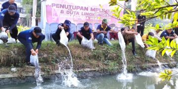 Akhiri Kegiatan MPLS, SMK YPM 8 Sidoarjo Lepas 18.000 Benih Ikan Lele