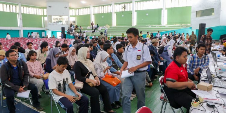 Pemkot Surabaya Beri Bantuan Pendidikan bagi 7.380 Siswa SMA/SMK Sederajat