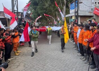 Bupati Mojokerto Lepas Petugas Upacara dan Bentangan 1.000 Meter Merah Putih ke Puncak Penanggungan
