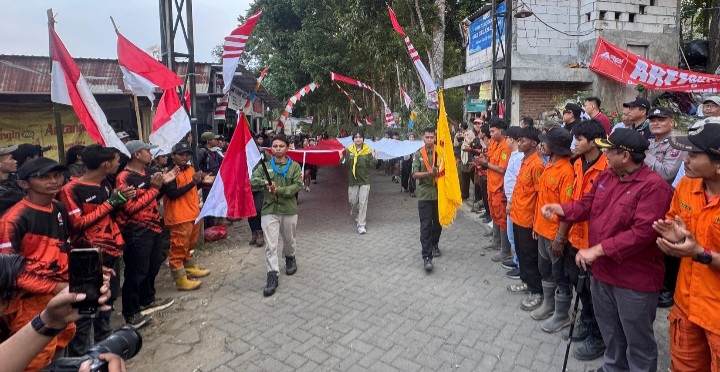 Bupati Mojokerto Lepas Petugas Upacara dan Bentangan 1.000 Meter Merah Putih ke Puncak Penanggungan
