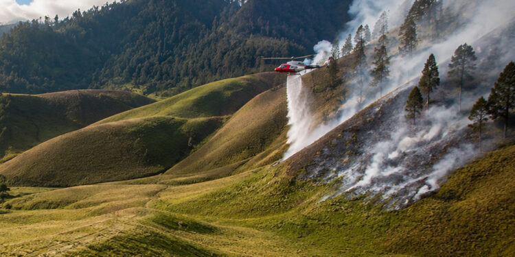 Karhutla Semeru Masih Ditangani, Dua Helikopter Water Bombing Dikerahkan ke Titik Sulit