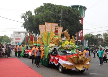 Pemkab Jombang Peringati HUT RI ke- 81 dengan Karnaval Mobil Hias dan Hasil Bumi
