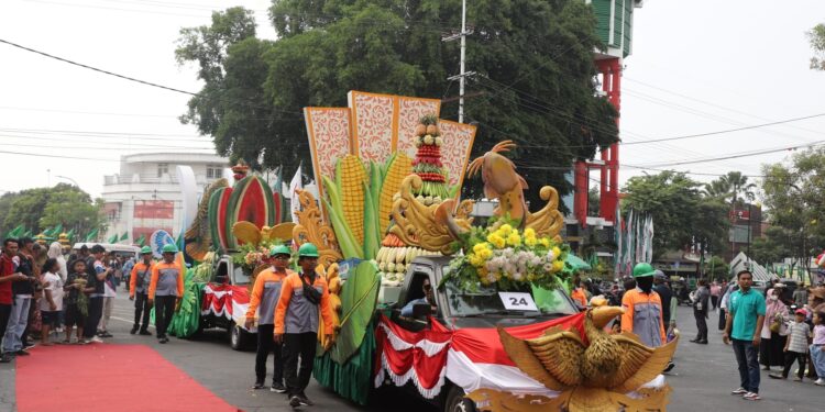 Pemkab Jombang Peringati HUT RI ke- 81 dengan Karnaval Mobil Hias dan Hasil Bumi