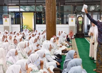 Ribuan Siswa Komplek YPM Sarirogo Ikuti Peringatan Maulid Nabi di Masjid Agung Sidoarjo