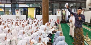 Ribuan Siswa Komplek YPM Sarirogo Ikuti Peringatan Maulid Nabi di Masjid Agung Sidoarjo
