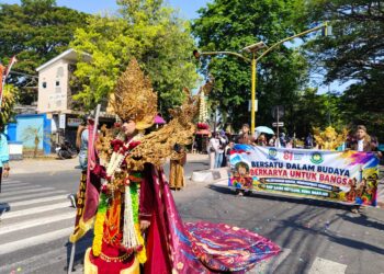 Wakil Bupati Trihandy Berangkatkan Pawai Budaya SMP/MTs se-Kecamatan Nganjuk