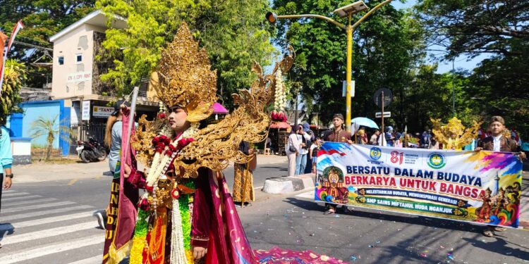 Wakil Bupati Trihandy Berangkatkan Pawai Budaya SMP/MTs se-Kecamatan Nganjuk