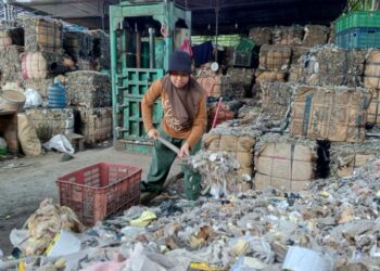Prihatin Tumpukan Sampah, Ainul Zurroh Ajak Masyarakat Kelolah Secara Mandiri.