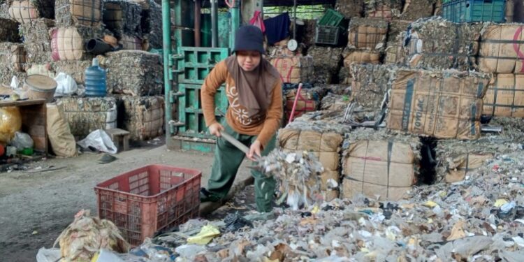 Prihatin Tumpukan Sampah, Ainul Zurroh Ajak Masyarakat Kelolah Secara Mandiri.