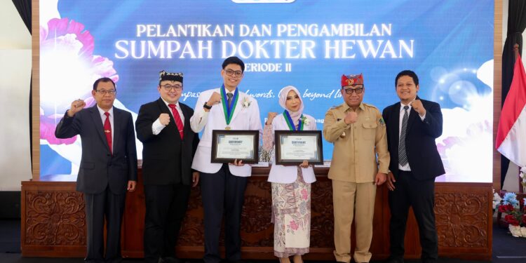 FIKKIA Unair Banyuwangi Lantik 24 Dokter Hewan, Wabup Mujiono Ajak Perkuat Keamanan Pangan